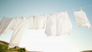 春夏には欠かせない顔色を一瞬で明るくさせるアイテム