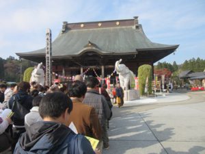「吉ゾウくん」前に長い列　長福寿寺で大当たり祈願祭